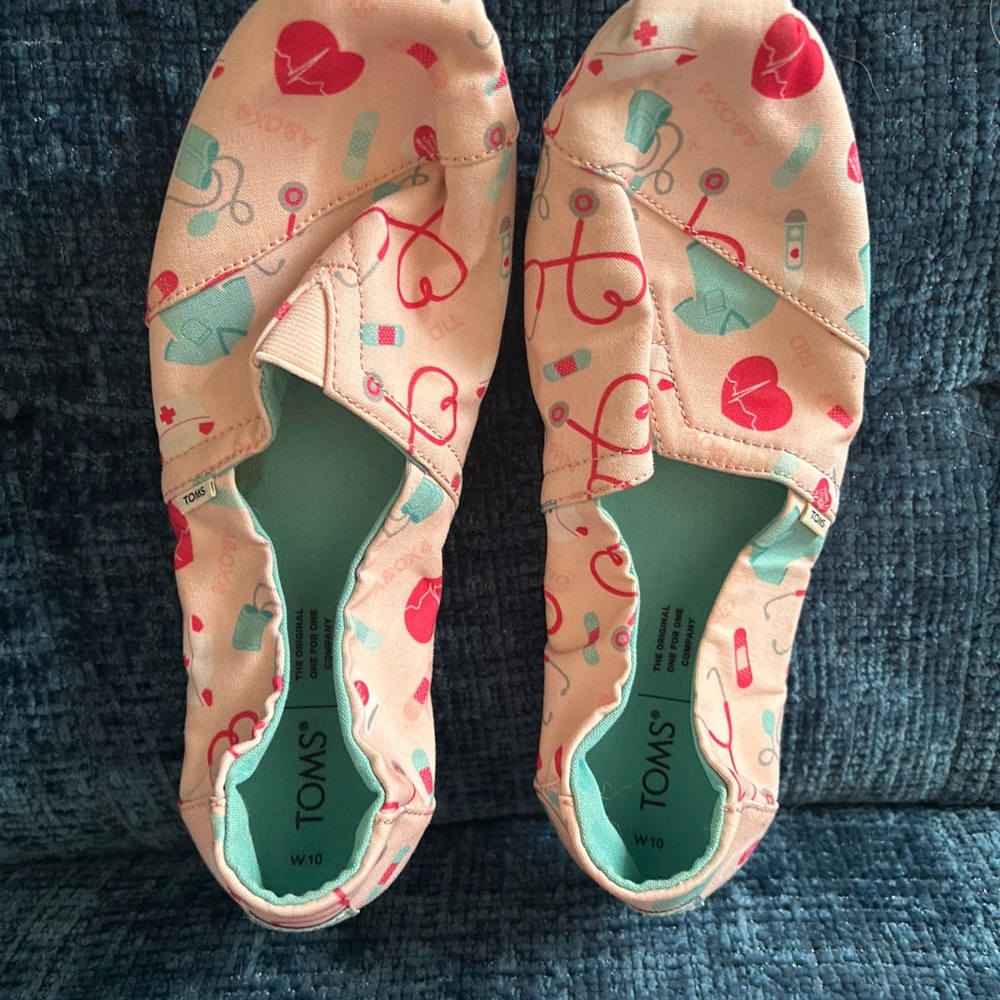 TOMS Women's Nurse/CNA/MA Healthcare Heart Print Slip-On Shoes - Pink